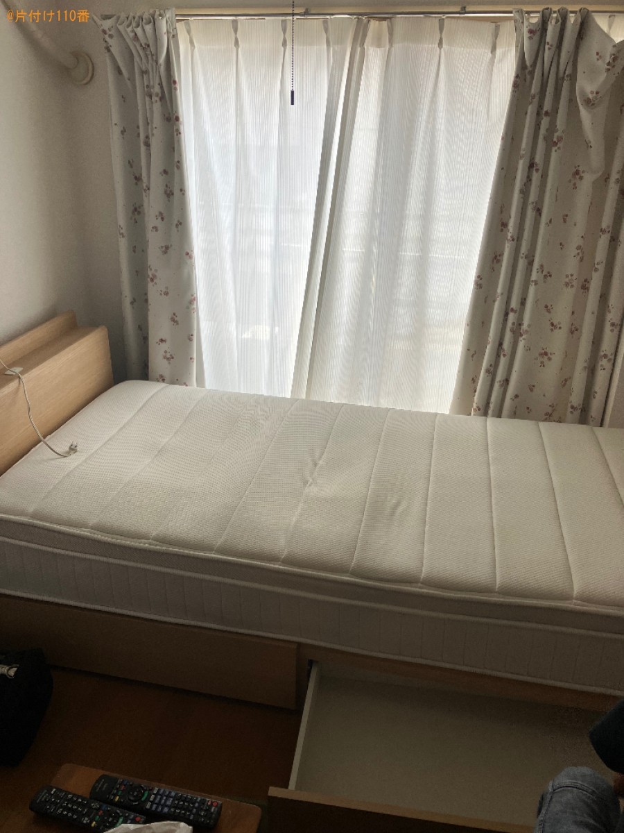 マットレス付きシングルベッド、中身が残ったスプレー缶等の回収