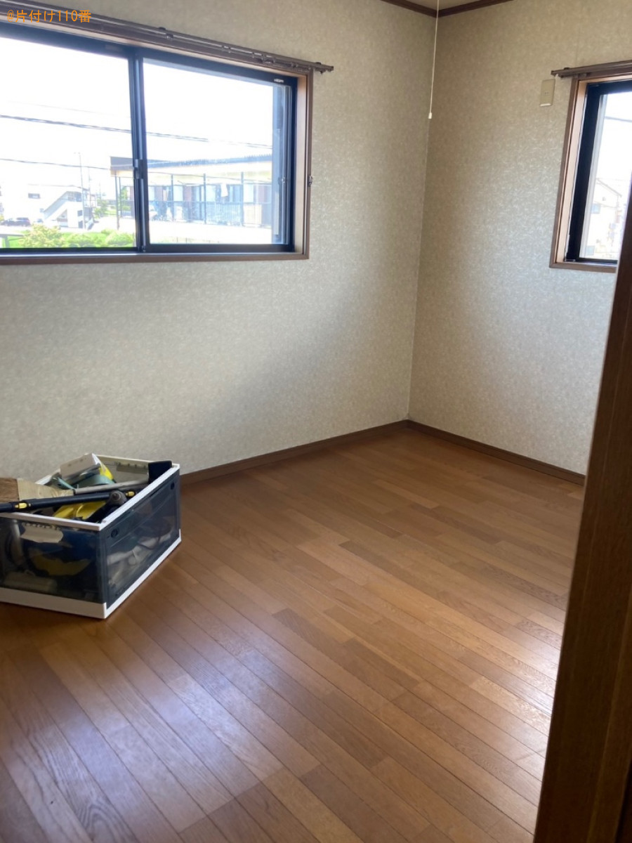 テレビ、テレビ台、テーブル、扇風機、本棚、収納ケース等の回収