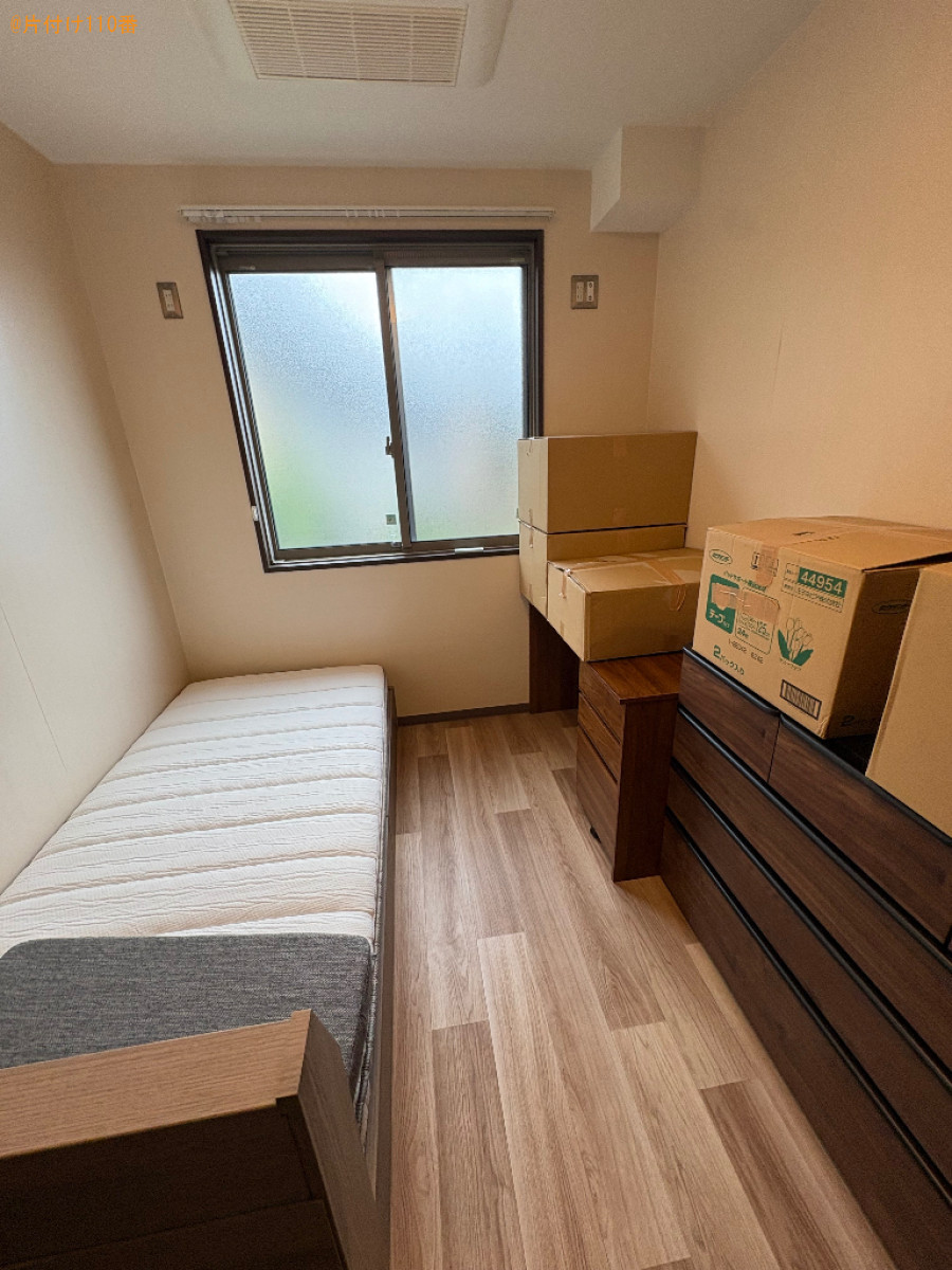 シングルベッド、学習机、衣装ケース、衣類等の運搬と家具の組み立て