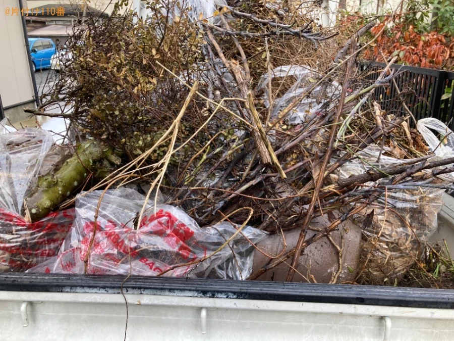 椅子、消火器、金庫、ガス釜、植木鉢、皿、テーブル、枯草等の回収