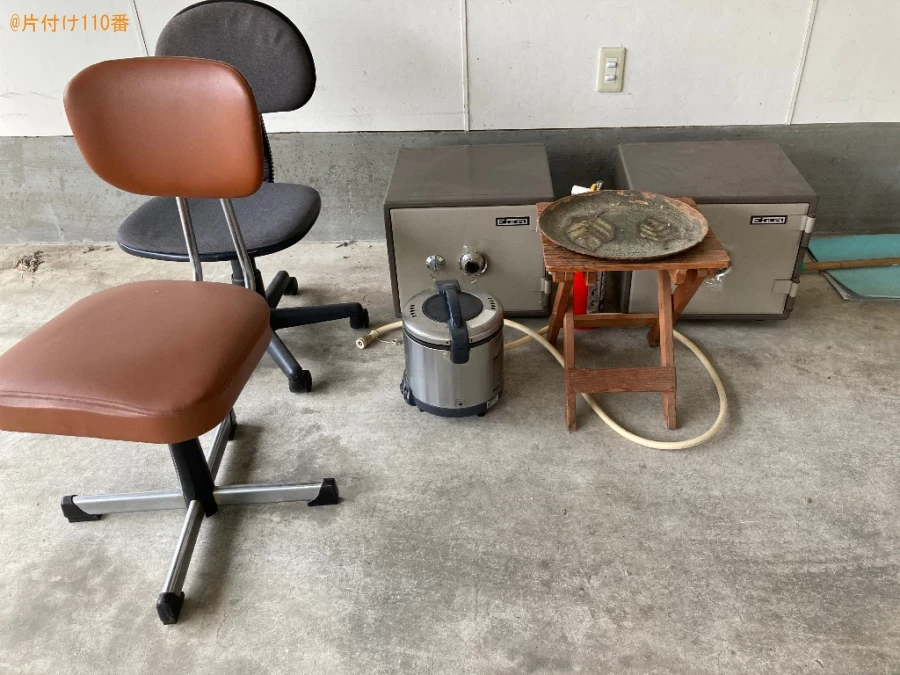 椅子、消火器、金庫、ガス釜、植木鉢、皿、テーブル、枯草等の回収