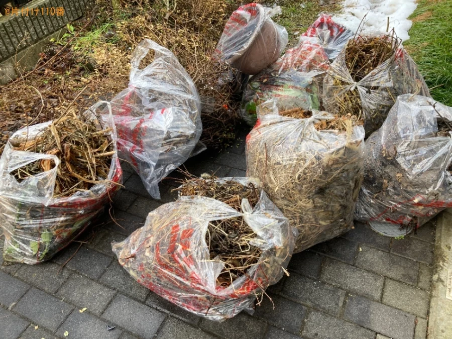 椅子、消火器、金庫、ガス釜、植木鉢、皿、テーブル、枯草等の回収