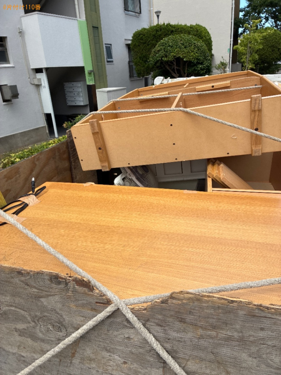 学習机、本棚、扇風機、四段の衣装ケース、ポールハンガー等の回収